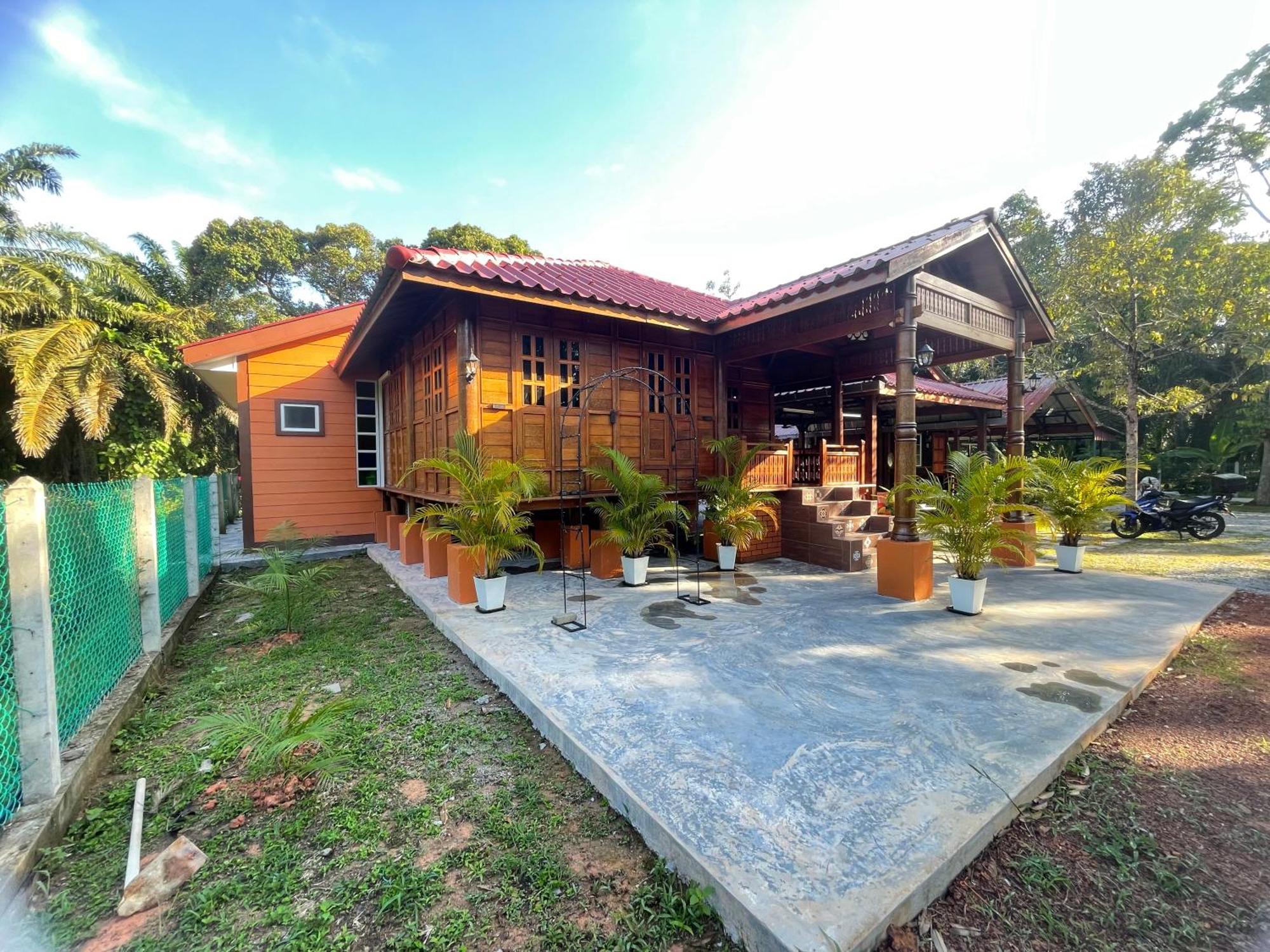 Rumah percutian Pool Teratak Dusun Tok Anjang Muar